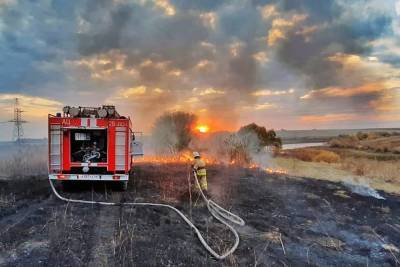 Липецкие пожарные тушат огонь в селах Воронежской области