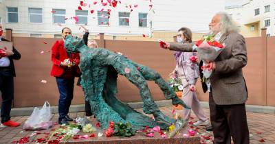 «Я думал, краб какой»: что думают москвичи о новом памятнике поэту Есенину