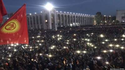 В Киргизии Тысячи несогласных с результатами парламентских выборов выпустили экс-президента и заявили о создании Координационного совета