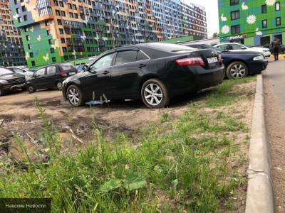 Жителей России могут начать штрафовать за парковку на газонах