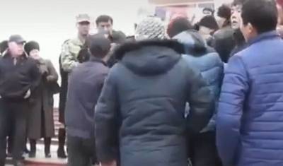 На президента Киргизии напали при его выступлении в городе Ош