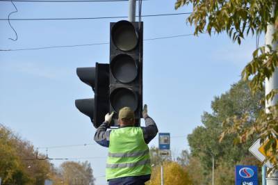 В Заволжском районе Твери устанавливают новый светофор