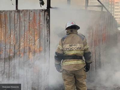 Ростовские спасатели ликвидировали открытое горение на складе с пиротехникой