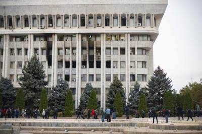 Адахан Мадумаров - Депутаты парламента Киргизии не пришли на срочное заседание - aif.ru - Киргизия - Парламент