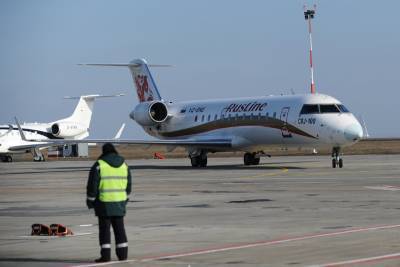 В аэропорту "Пулково" самолет совершил экстренную посадку
