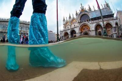 Стихия в Европе: В Венеции впервые за 1200 лет подняли дамбу