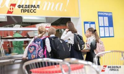 Игорь Артамонов поручил школам устранить нарекания к питанию детей