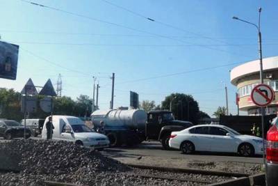 "Фонтана не хватает": состояние дороги возле метро в Харкькове показали во всей красе, фото