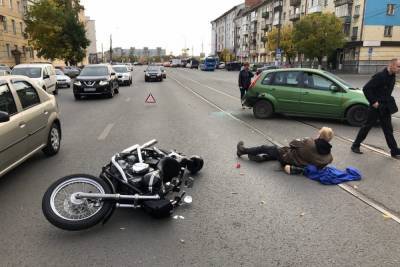 Водитель мотоцикла отделался травмой в ДТП на оживленном проспекте в Твери