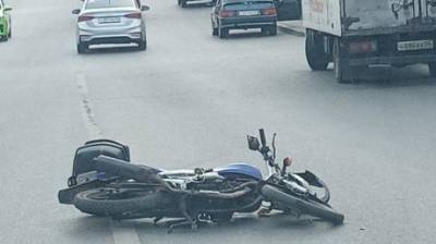 На улице Калинина 17-летний мотоциклист сбил пешехода