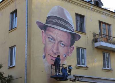 Портрет Евгения Евстигнеева появился на фасаде дома в Канавинском районе