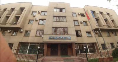 Неизвестные пытаются прорваться в здание "Кыргызалтына"