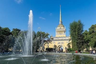 В Петербурге продлили сезон фонтанов из-за теплой погоды