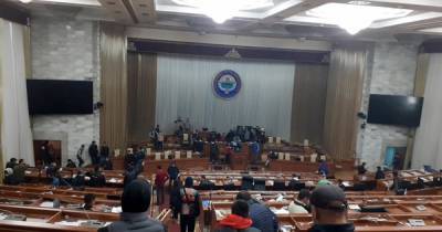 Толпа пытается сорвать внеочередное заседание парламента Киргизии