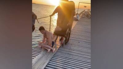 Инвалид-колясочник спрыгнул с пирса ради спасения утопающего