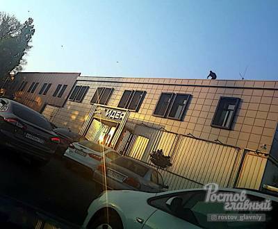 Мужчина угрожает спрыгнуть с крыши в Ростове на Троллейбусной