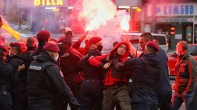 Дело Шеремета: между активистами и полицией произошли столкновения, когда первые решили не пропускать автозак с Антоненко в СИЗО. ВИДЕО