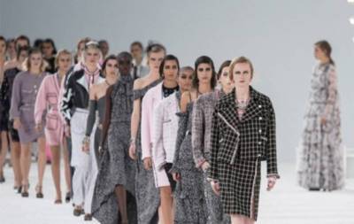 Неделя моды в Париже: стиль 60-х годов в новой коллекции Chanel (ФОТО)