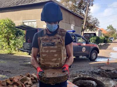 На Закарпатье коммунальщики случайно выкопали 2 противотанковые мины