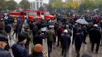 Взрывные выборы в Киргизии: Действующий президент заявил о попытке захвата власти