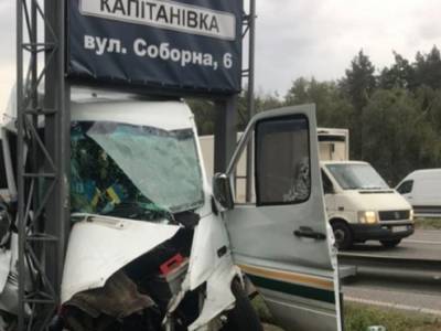 Пострадали 10 человек: на Житомирской трассе водитель маршрутки врезался в рекламный щит