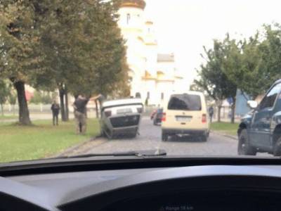В Мукачево произошло ДТП с опрокидыванием легковушки