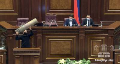 Правительство Армении переложило бюджет на военные рельсы