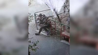 Появилось видео жестокого избиения 2-летнего мальчика в воронежском дворе