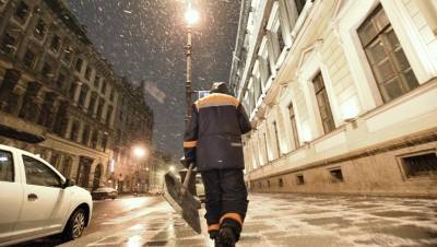 Петербургским водителям напомнили об уборке города от снега
