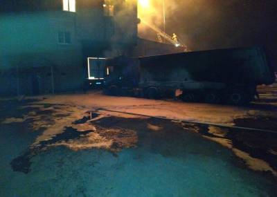Кровля гостиницы вспыхнула из-за горящего грузовика в Воронежской области