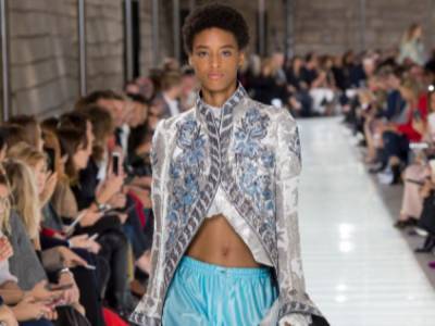 Галстуки, трикотажные платья, ветровки: что выбрать в женский модный гардероб осенью-2020