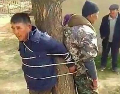 В Киргизии к дереву привязали чиновника и участкового. Они не хотели говорить с сельчанами