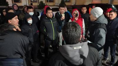 Добровольцы взяли под охрану резиденцию президента в столице Киргизии