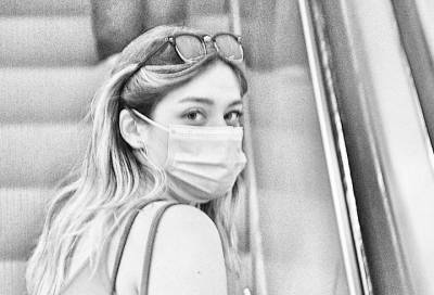 Четверть посетителей метро снимает маски на эскалаторах