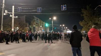 Протесты в Бишкеке: народные дружинники охраняют город от мародеров