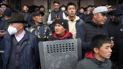Чиновники массово уходят в отставку в Киргизии после митингов