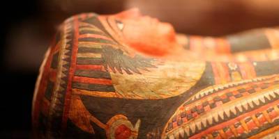 В Египте обнаружили 59 саркофагов: один из них вскрыли впервые за 2600 лет