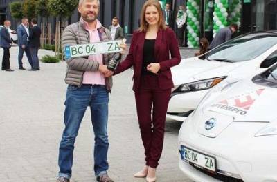 В Украине некоторым владельцам авто начали выдавать «зеленые номера»