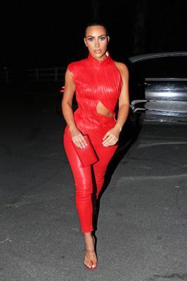 Ким Кардашьян продефилировала в странном красном кожаном костюме