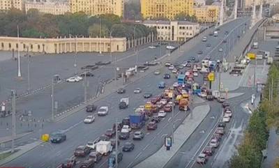 Автобус, грузовик и две легковушки столкнулись в центре Москвы