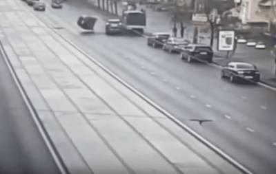 Момент переворота легковушки на центральной улице Смоленска попал на видео