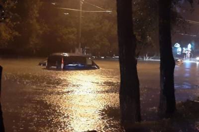 Тернополь затопило после серьезного ливня: десятки спасателей помогали вытаскивать машины из воды (фото, видео)
