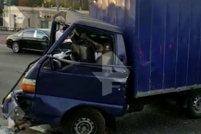 Один человек пострадал в ДТП с фургоном в Москве