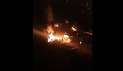 Огонь от загоревшегося мусорного контейнера перекинулся на авто (видео)