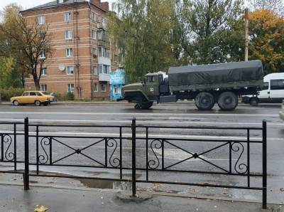 В Смоленске рядом с оживленным перекрестком военный «Урал» потерял колесо