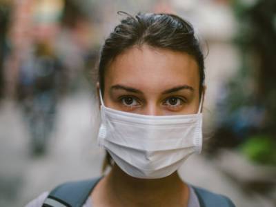 Эксперты: медицинские маски теряют свою эффективность, когда они становятся влажными