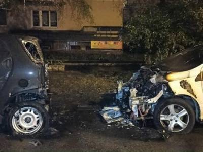 На Позняках в Киеве неизвестный сжег два автомобиля, принадлежащие одному человеку