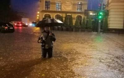 В Тернополе ливень затопил улицы