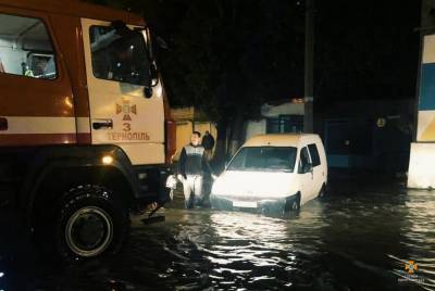 В Тернополе ливень превратил улицы в реки и вызвал транспортный коллапс