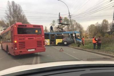 В Ярославле трамвай «зажевал» иномарку.